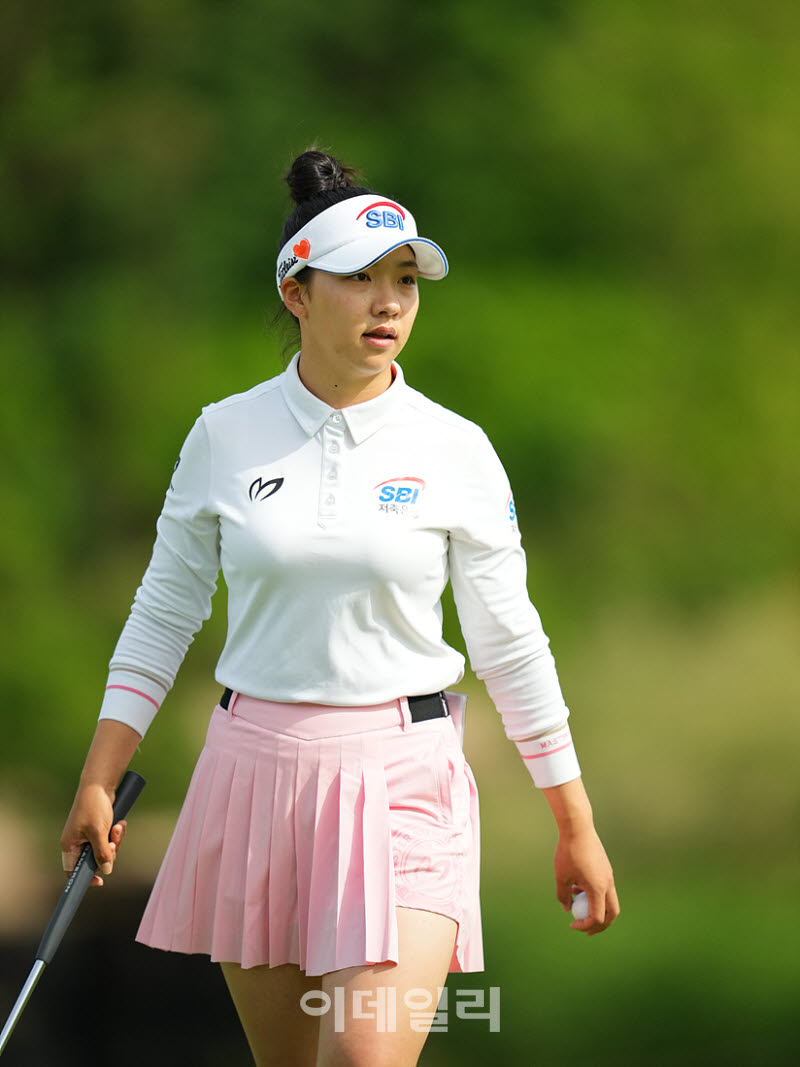 [포토]강민진,퍼트 라인을 살펴요