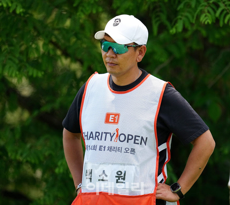 [포토]코치 김민호,그린을 파악한다