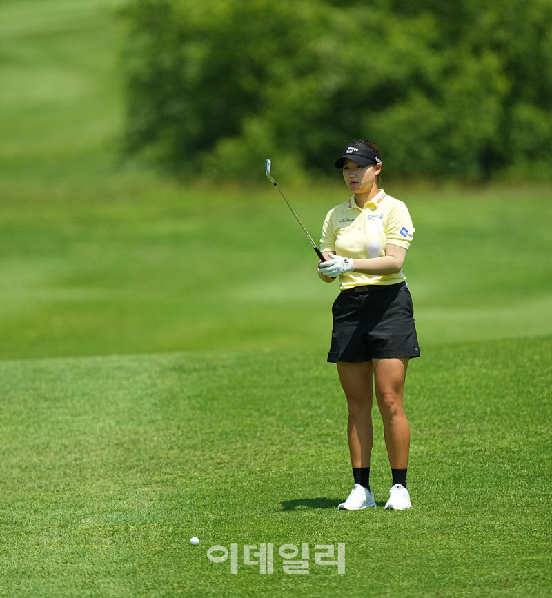[포토]김민솔,버디 위해 핀을 조준한다