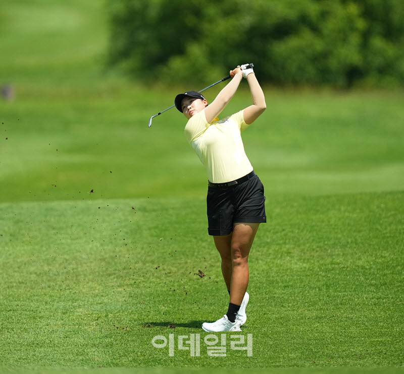 [포토]김민솔,버디 노린 아이언샷