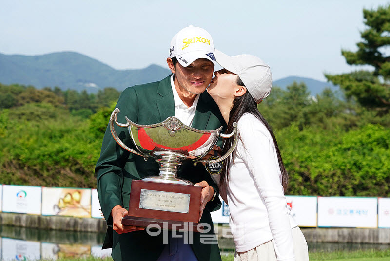 [포토] 양지호, 사랑하는 아내의 뽀뽀 받고 기쁨 두배