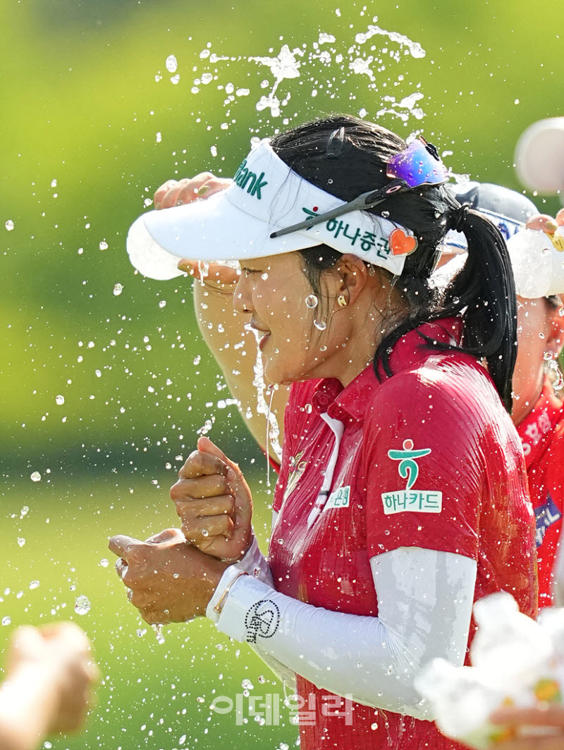 [포토]짜라위 분짠,시원한 우승 축하 물세례