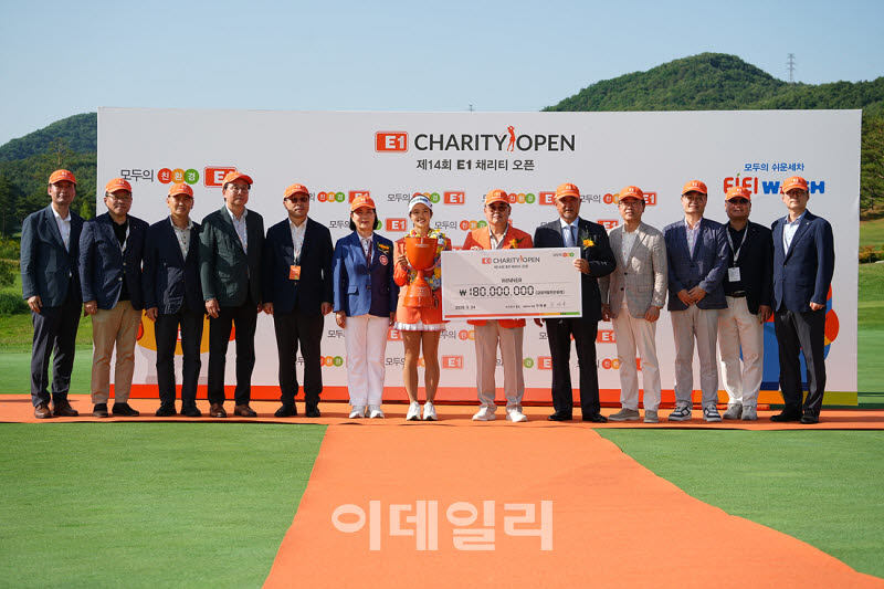 [포토]짜라위 분짠,임원들과 함께 우승 촬영