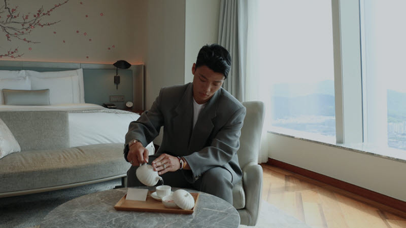 롯데호텔, 황희찬 친필 사인 애장품 럭키드로우 진행