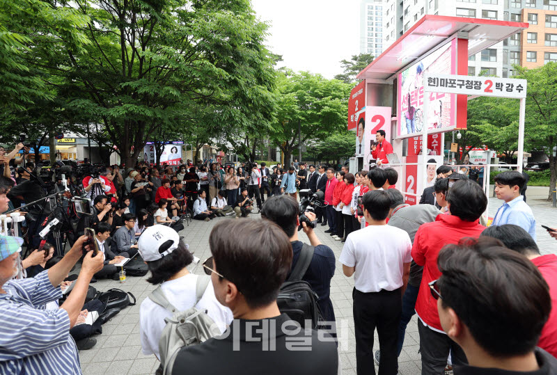 [포토]장동혁 대표, '경의선숲길에서 지지 호소'