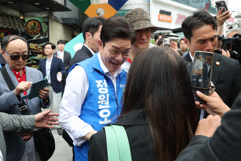 [포토]시민들과 인사하는 정원오 민주당 서울시장 후보