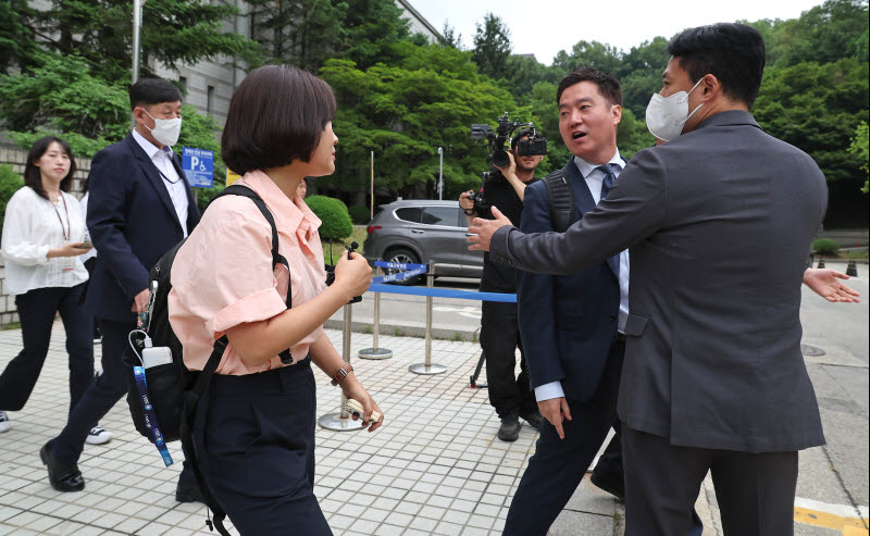 [포토]한 기자와 언쟁을 벌이는 김세의 가세연 대표