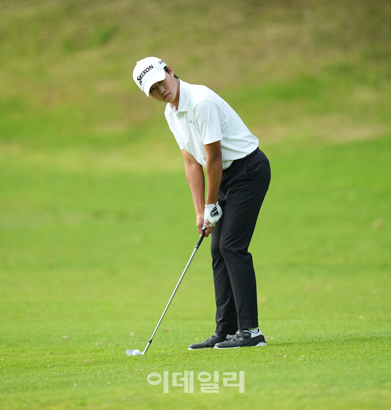 [포토]천지율,첫 홀 핀에 붙인다