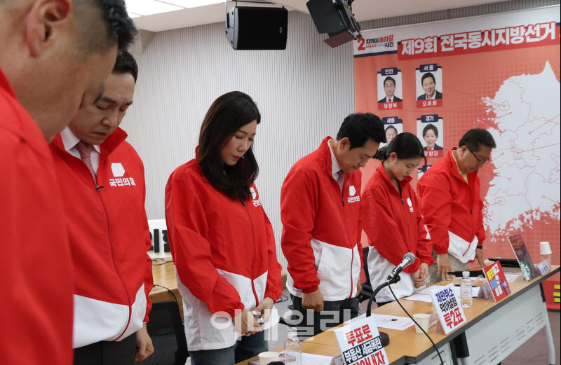 [포토]장동혁 대표, '서소문 고가차도 붕괴 사고 희생자 위해 묵념'