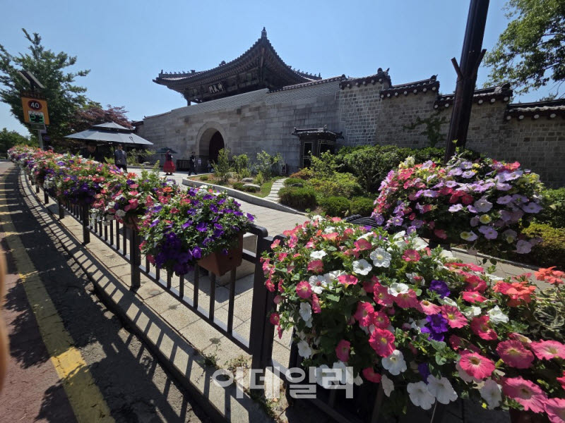 [포토] 종로구, '삼청로 효자로 청와대로' 가로정원 조성
