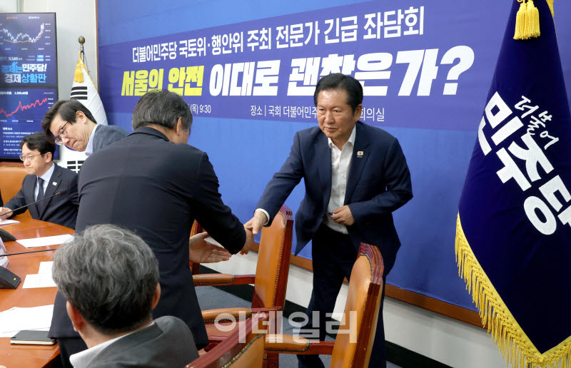 [포토]전문가 긴급 좌담회 참석 후 이석하는 정청래 대표