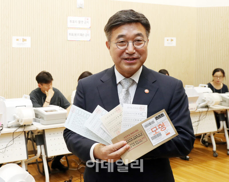 [포토] 사전투표소 시연하는 윤호중 장관