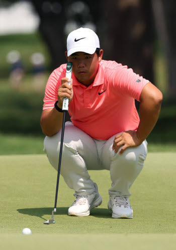 2시간 넘게 퍼트 또 퍼트…김주형, 찰스 슈워브 공동 선두 나서며 반등 신호탄
