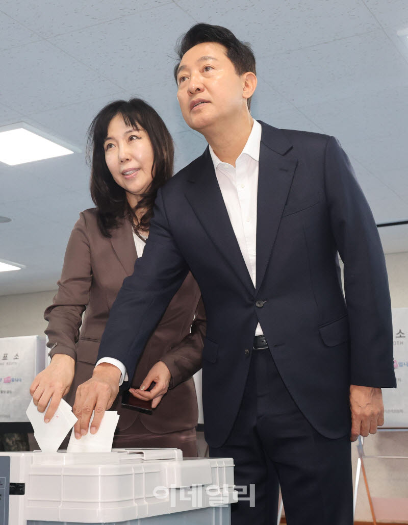 [포토]사전투표하는 오세훈 후보 내외