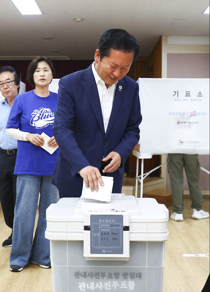 정청래, 마포서 사전투표…"투표하면 이겨"
