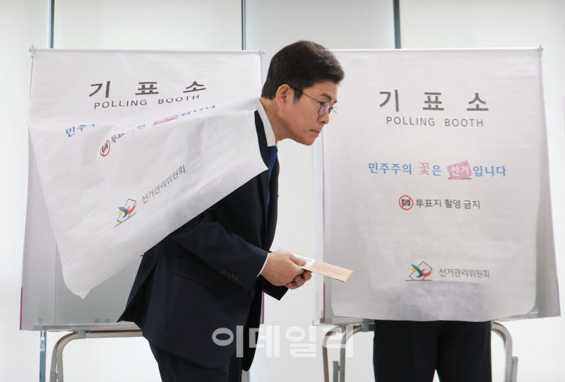 [포토] 직장인 붐비는 곳에서 사전투표하는 정원오 후보