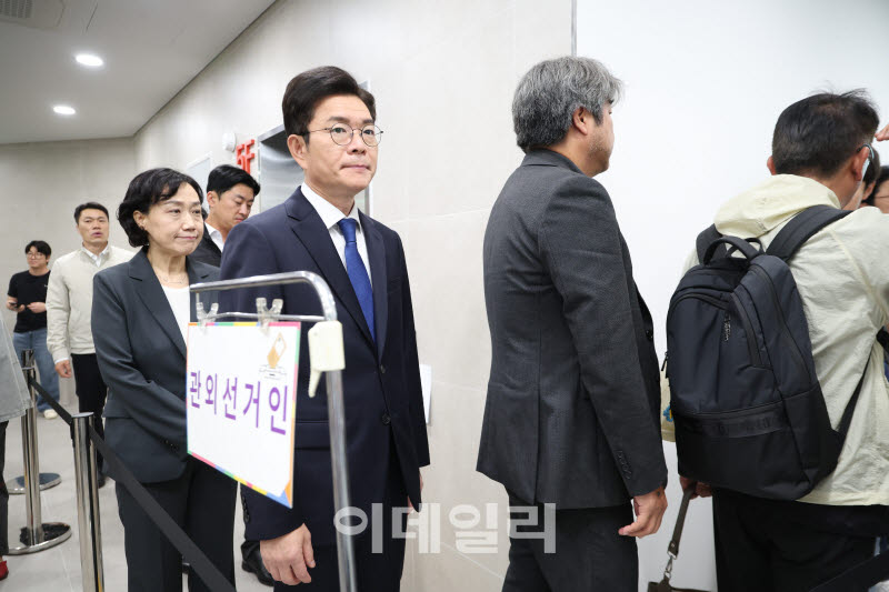 [포토] 투표 대기하는 정원오 서울시장 후보 부부