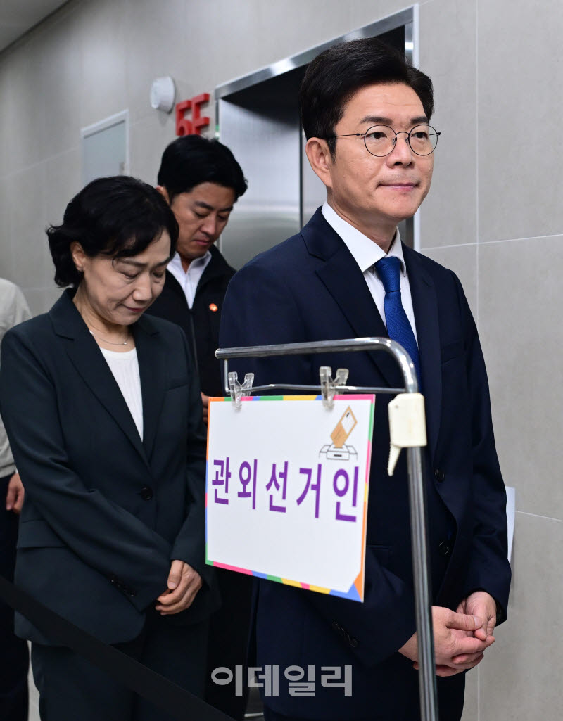 [포토] 투표소 입장하는 정원오 서울시장 후보 부부