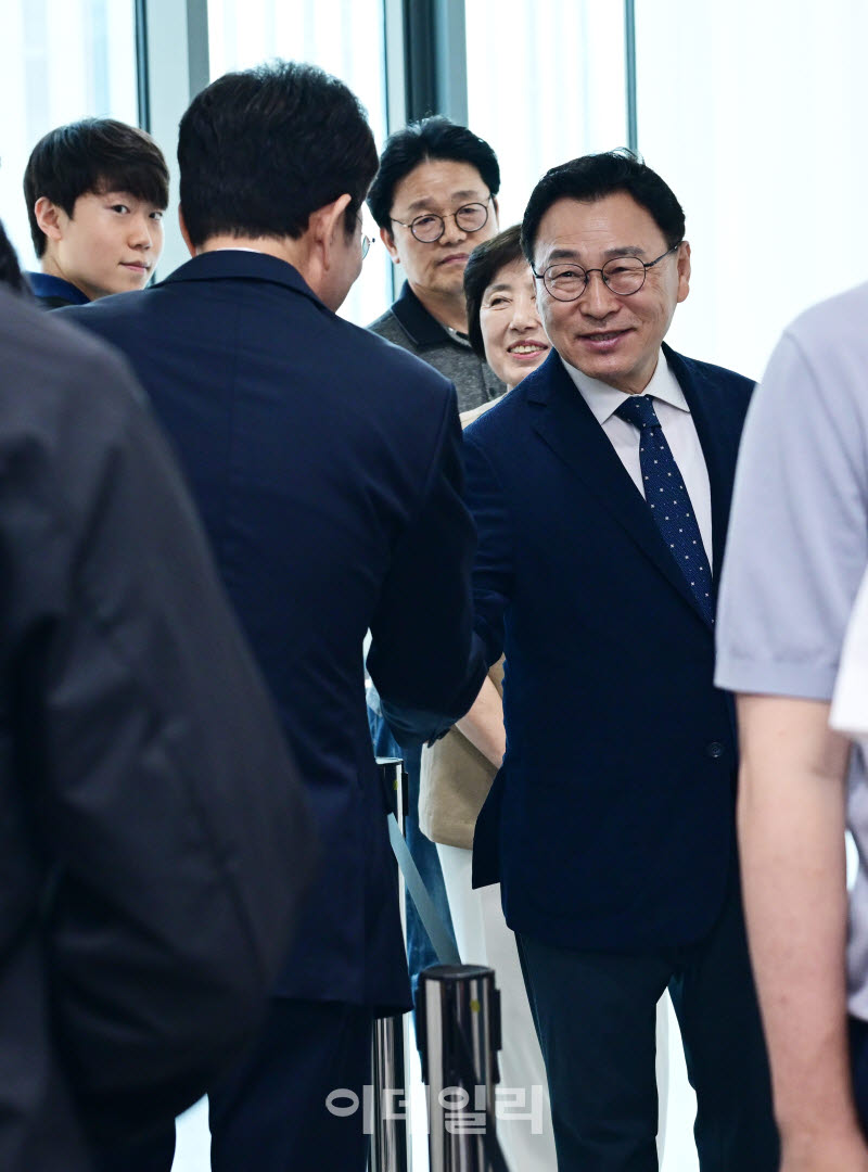 [포토] 투표소에서 만난 서울시장과 서울시교육감 후보