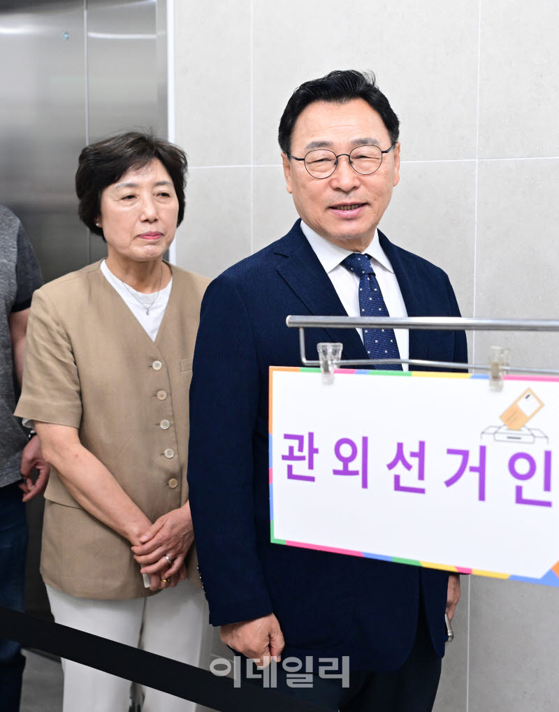 [포토] 사전투표하는 정근식 서울시교육감 후보 부부