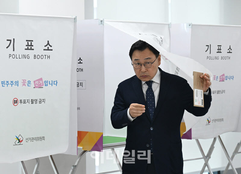 [포토] 소공동에서 사전투표하는 정근식 서울시교육감 후보