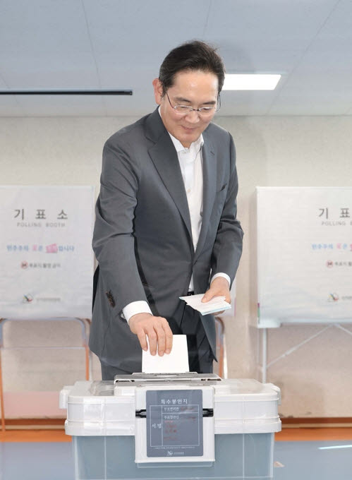 지선 사전투표율 낮 12시 4.86%…217만명 투표 마쳐