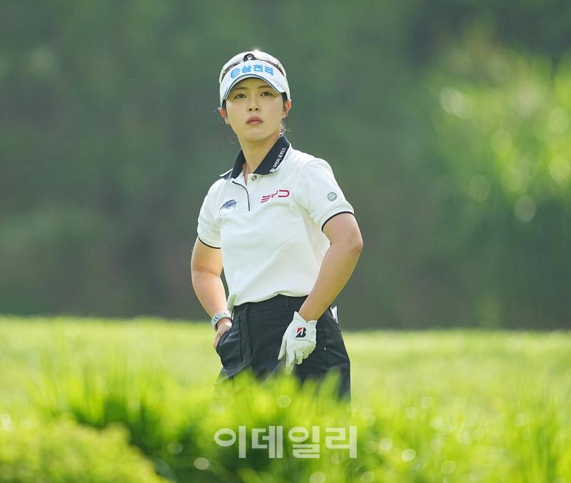 [포토]전예성,첫 홀 공략 방향을 본다