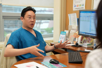 가톨릭대 서울성모병원, 단일공 로봇으로 발 다한증 수술 국내 첫 성공