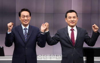 김진태 “정자리 어디인가” 우상호 45초간 침묵