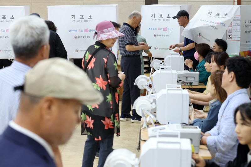 지선 사전투표율 낮 12시 16.48%…736만 명 투표 마쳐