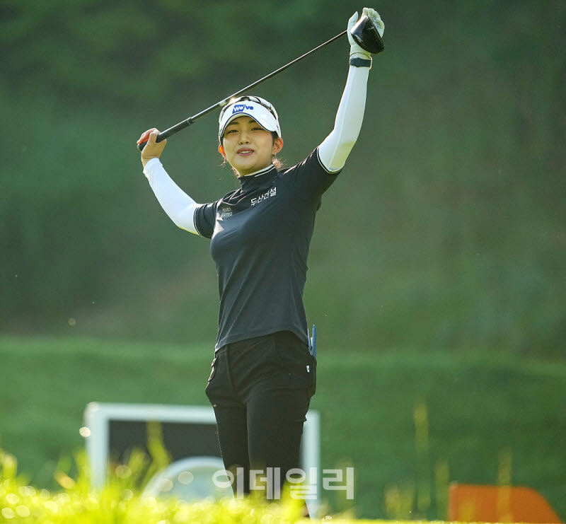 [포토]이세영,미소로 몸풀기