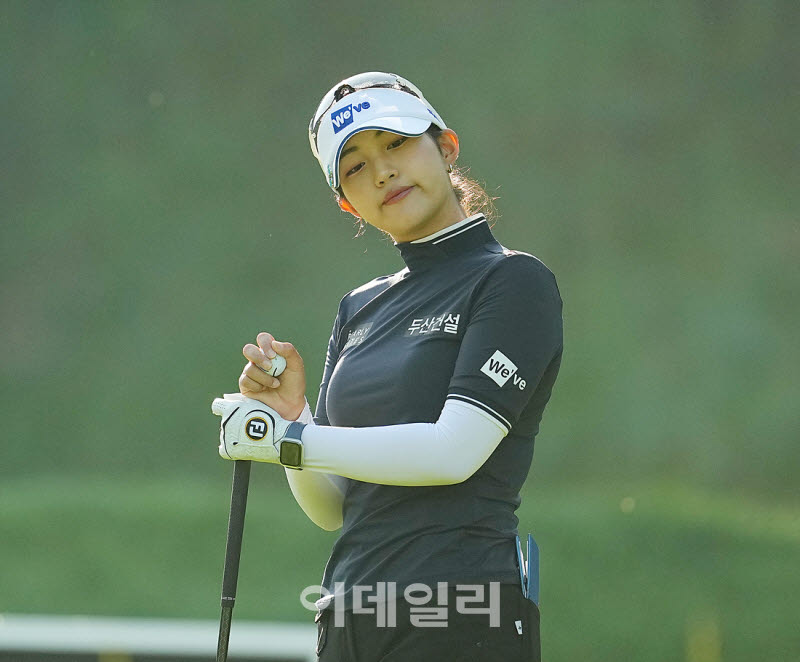 [포토]이세영,첫 홀 귀여운 미소