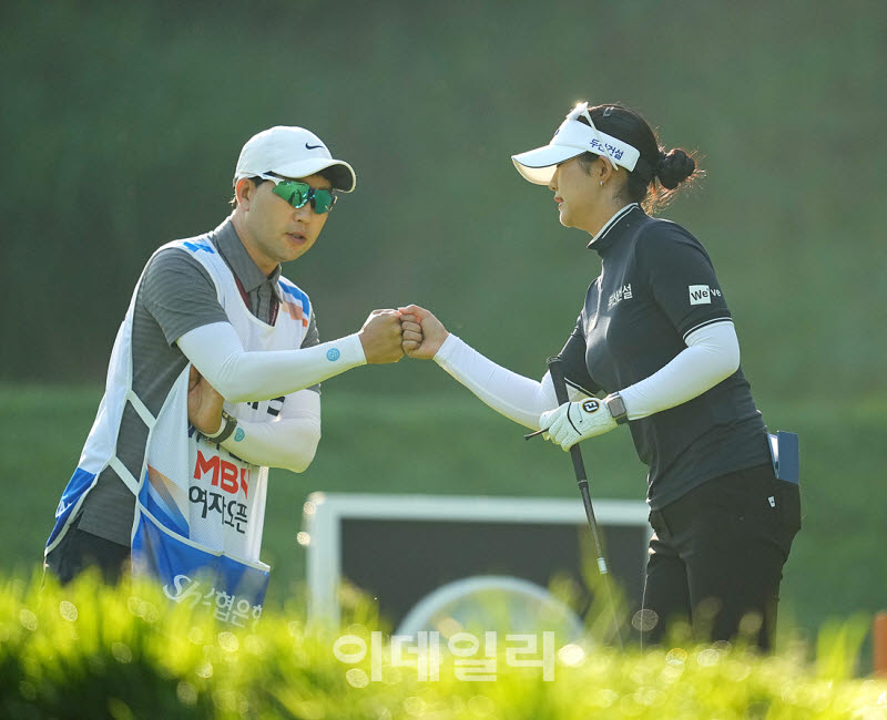 [포토]이세영,캐디 신경훈과 파이팅