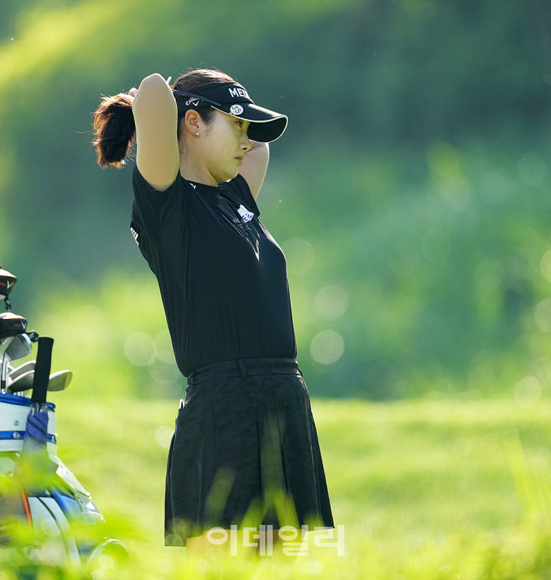 [포토]한진선,선크림을 발라요