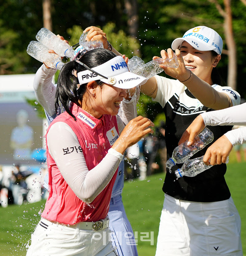 [포토]박민지,많은 동료들의 축하 받는 통산 20승