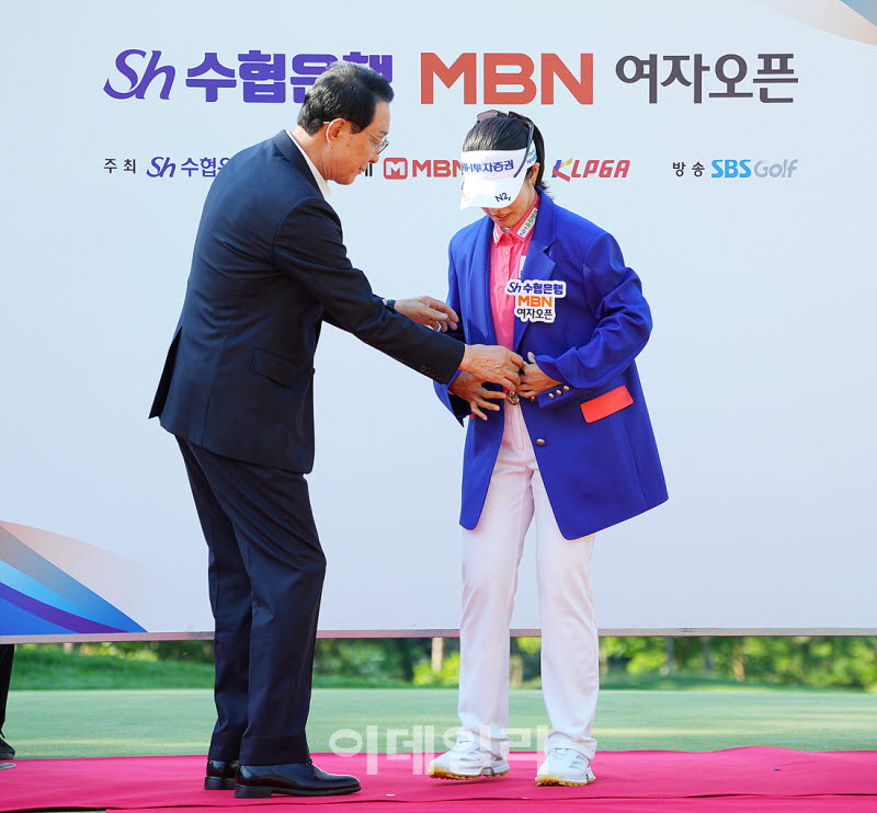 [포토]박민지,우승 재킷 너무 커요