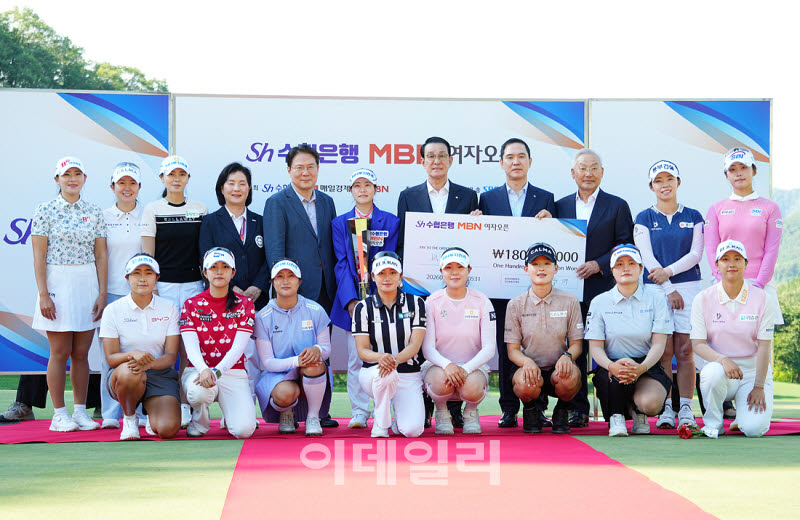 [포토]박민지,통산 20승의 기쁨을 동료들과 함께