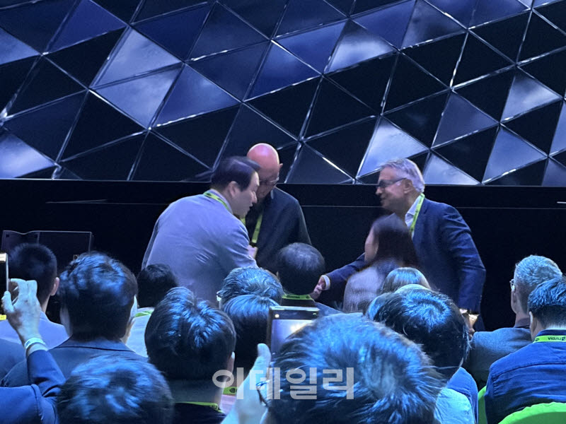 대만 찾은 최태원 SK 회장, 'AI 깐부' 젠슨 황 기조연설 참석