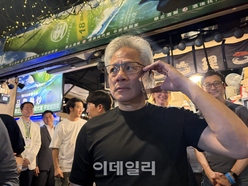 대만에서 K기업과 소맥 즐긴 젠슨 황…韓에 '애정 공세'[르포]
