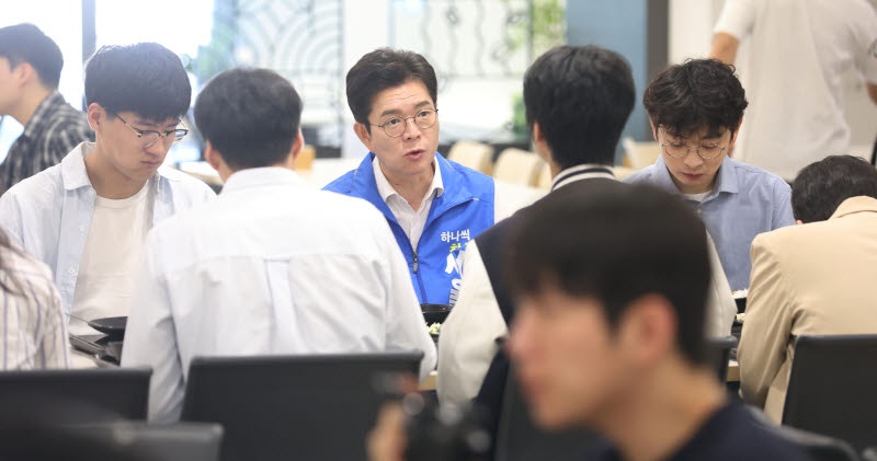 [포토]대학생들과 대화하는 정원오 민주당 서울시장 후보