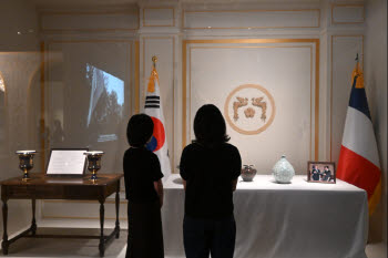 한국·프랑스 수교 140주년 기념전…양국 정상이 주고받은 선물은?