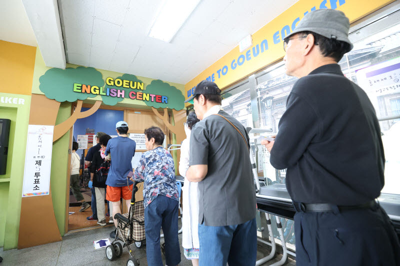 [포토]지방선거 투표 기다리는 시민들