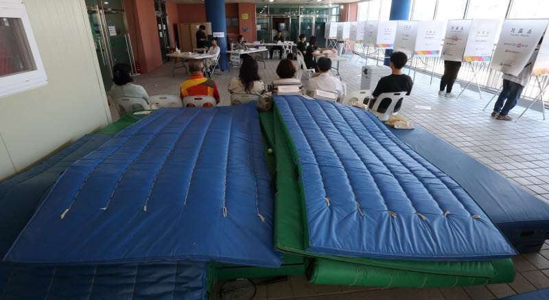[포토]초등학교 체육관 앞에서 열린 투표소