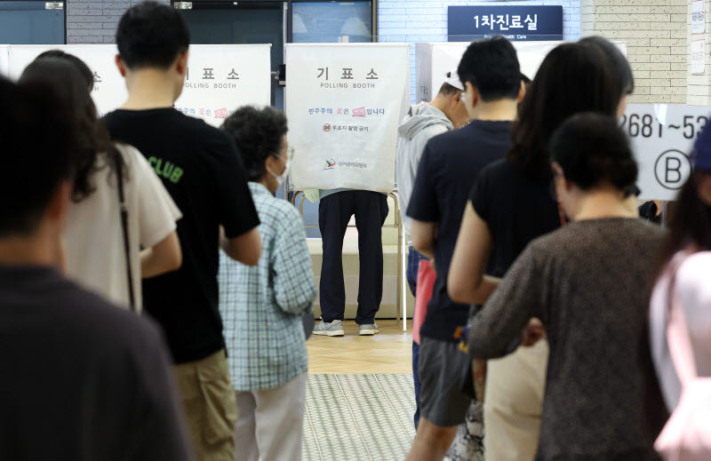 [6월 선거]투표율 낮 12시 19.0%…849만 명 투표 마쳐