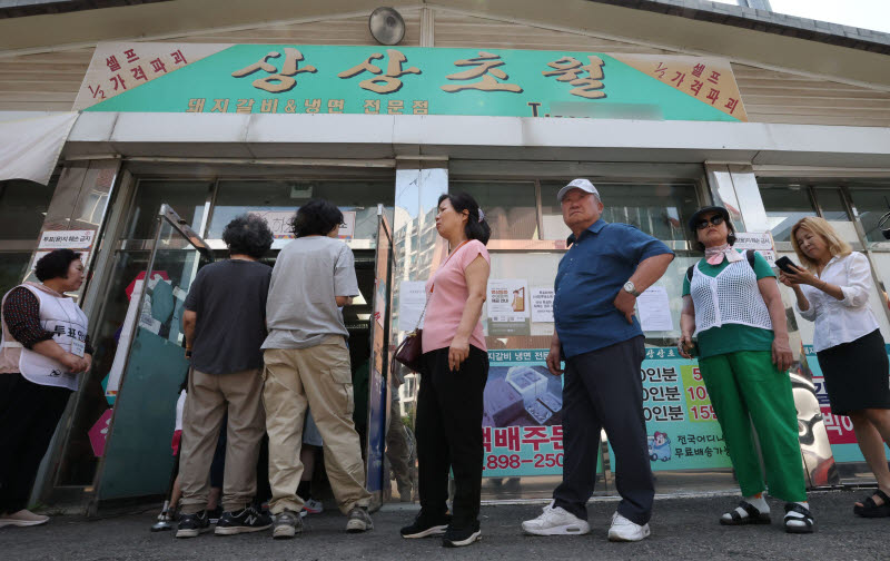 [포토]고깃집 앞 유권자들의 긴 줄