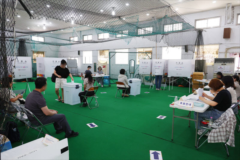 [포토]실내야구연습장에 마련된 투표소