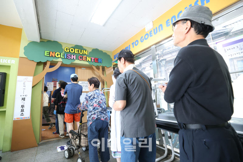 [6월 선거]아이 손잡고, 휠체어 타고…"더 나은 세상 됐으면"