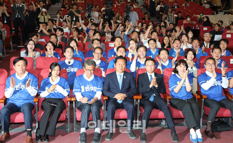 [포토]민주당, '출구조사 발표에 환호성'
