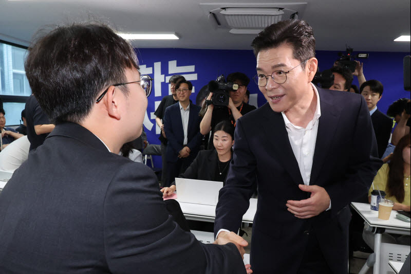 [포토]출구조사 발표전 선거캠프 둘러보는 정원오 더불어민주당 서울시장 후보