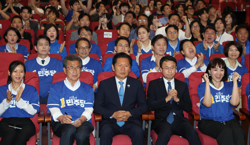[포토]'출구조사 결과 지켜보는 정청래-한병도'